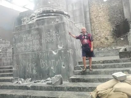 Развалинами рейхстага удовлетворен в бой идут