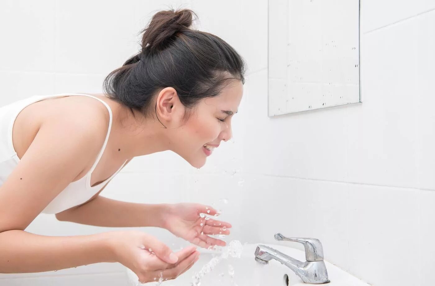 She to wash. She to wash. Девушка умывается водой. She to wash. Умываться в ванной.