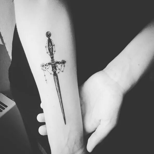 Тату меч с короной. Тату меч на руке. Тату три меча. Тату шпага. Тату шпага.