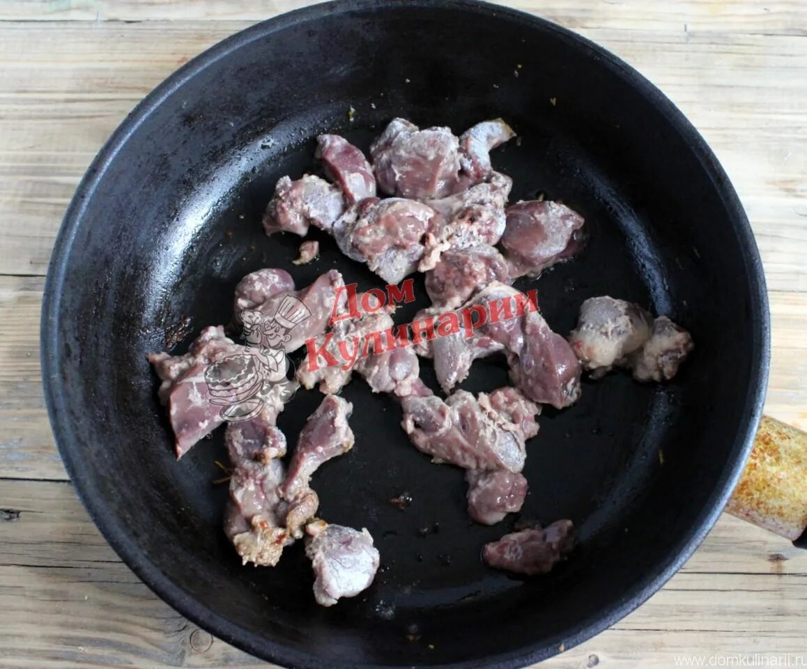 Как приготовить жареную куриную печень. Печенка жареная на сковороде. куриная печень на сковороде. печёнка куриная на сковороде. печёнка куриная жареная с луком на сковороде.