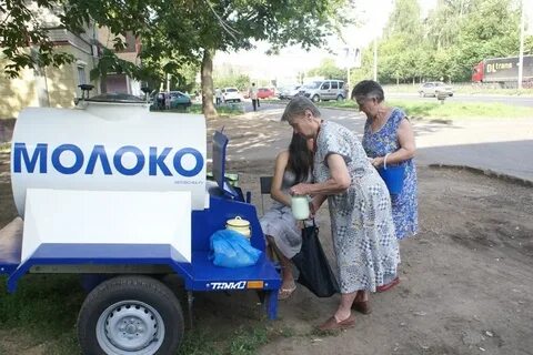 Женщина продает молоко