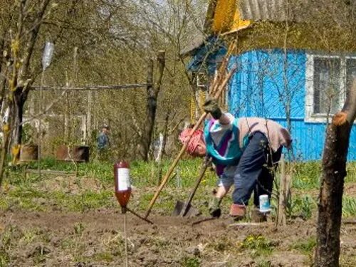 Выезд в сады. Работа в огороде. Дачные работы. Дача весной.