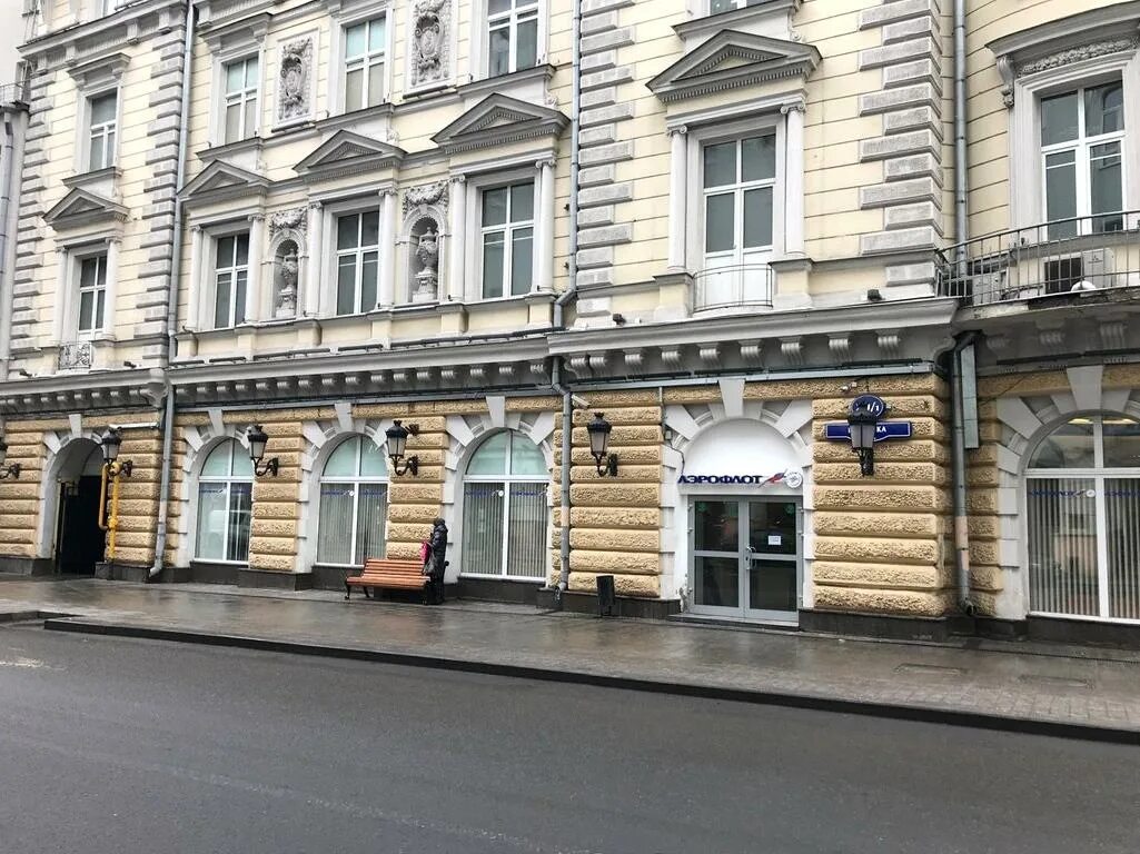 Москва, ул. Москва улица петровка 20/1 на петровке. Петровка 20/1 подъезд 3. Петровка 20/1 подъезд 3. Treasure store ул.