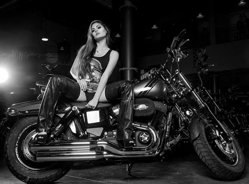 Мото девушка в пробке. Шпагат на мотоцикле. Ивана миличевич motorcycle banshee harley davidson. Свадьбы харлей гоа. Нейман маркус мотоцикл.