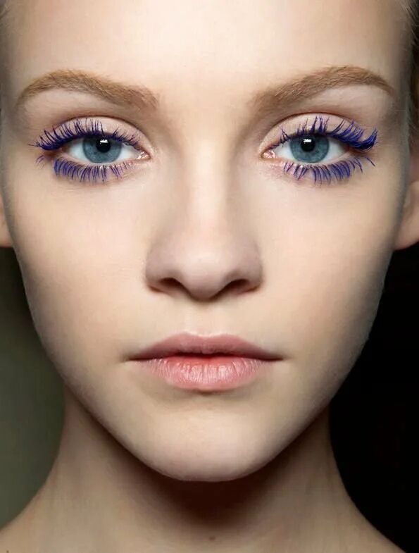 макияж с голубой подводкой для глаз. синяя тушь. макияж синяя подводка. макияж с бирюзовой подводкой. макияж для зеленых глаз.