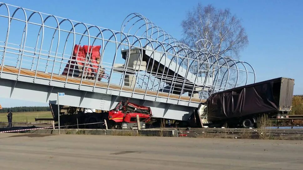 Камаз снес пешеходный мост. Камаз снес пешеходный мост в екатеринбурге. Трасса пермь екатеринбург упал пешеходный мост. Машзавод стерлитамак упал пешеходный переход. Мост в екатеринбурге рухнул.