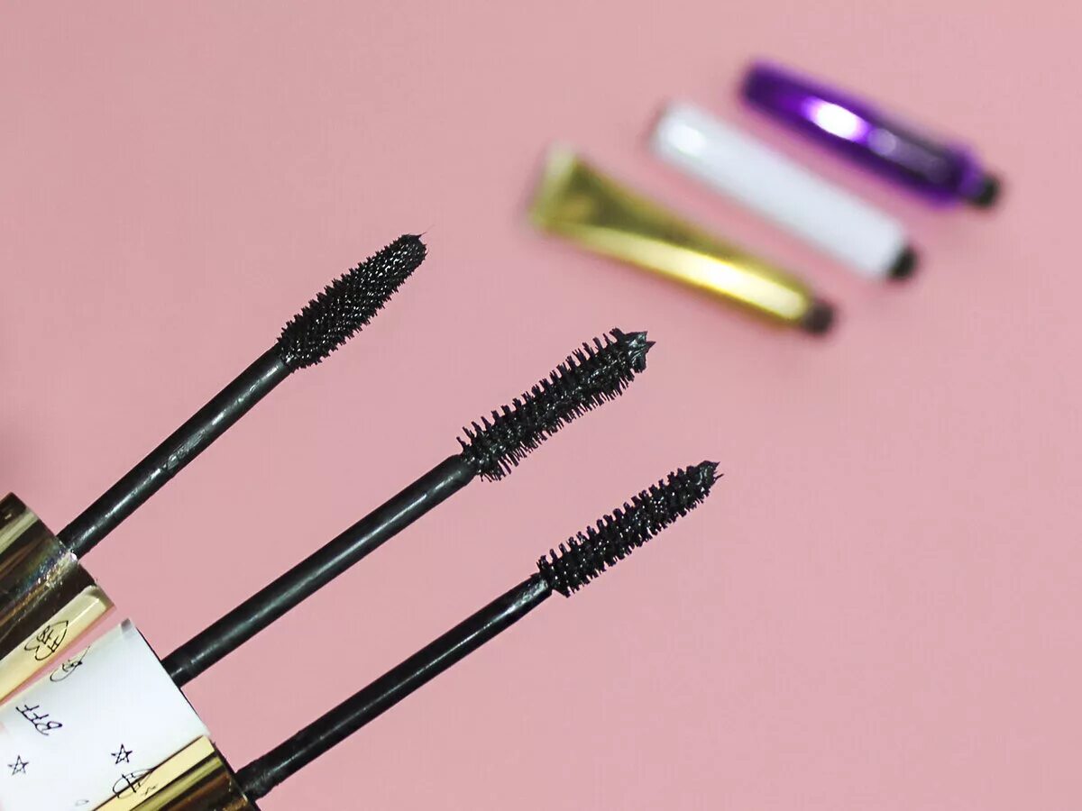 Es тушь для кончиков ресниц siesta 01 голография. Много тушей для ресниц. Тушь на белом фоне. Тушь для ресниц которая не осыпается. Vivienne sabo cabaret тушь.