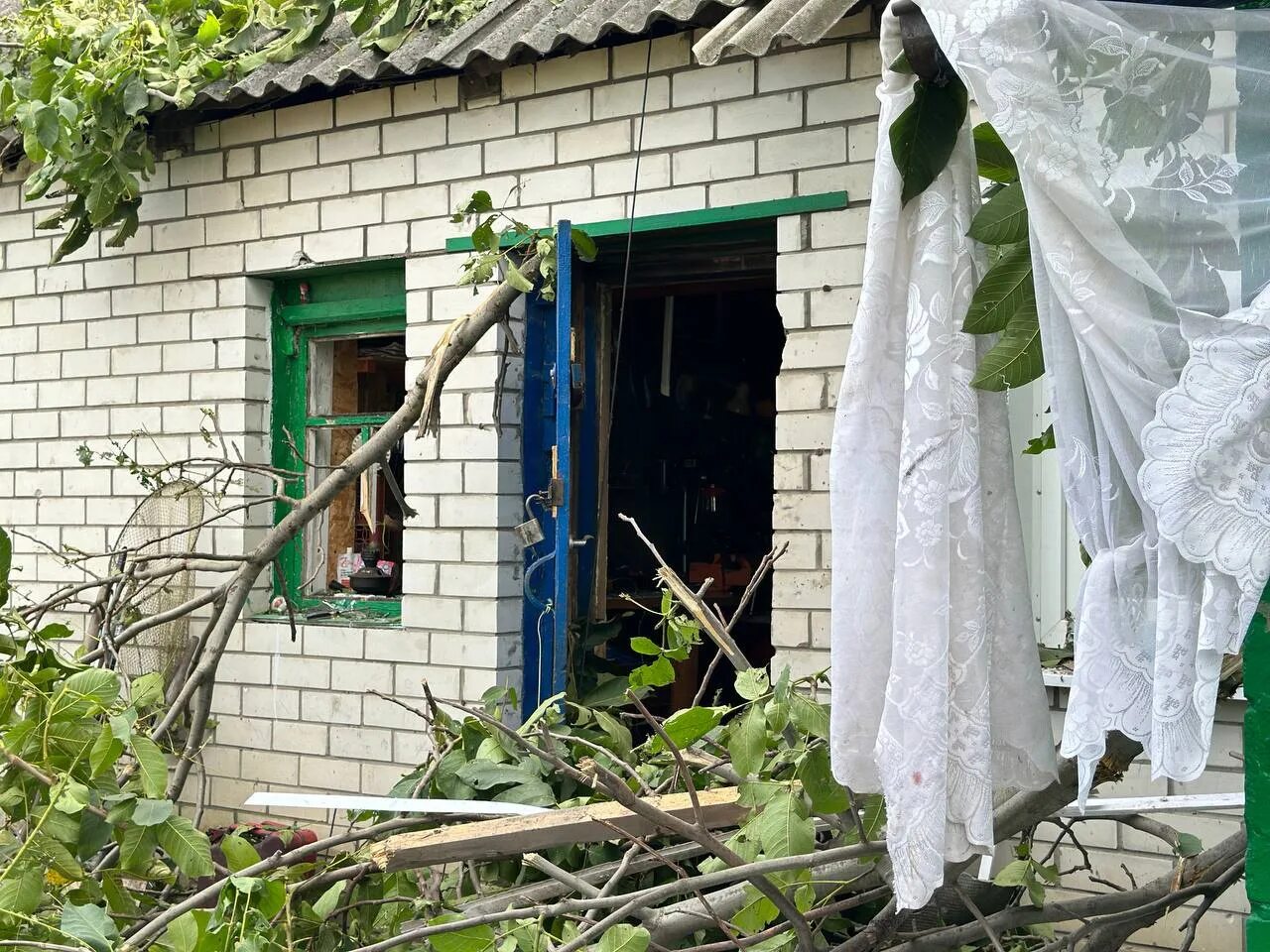 Уразово белгородская область происшествия. Уразово белгородская область происшествия. Танк въехал в дом. Белгород дом обстрел. Обрушился частный дом.