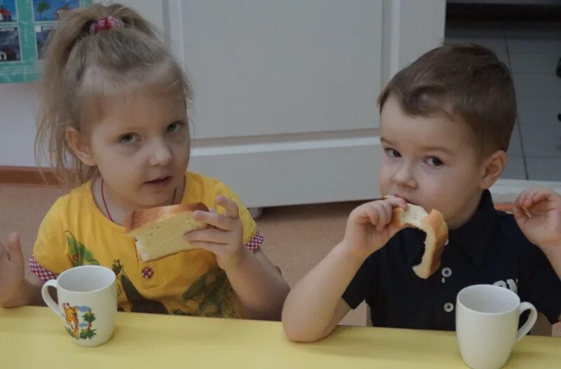 Завтрак в детском саду. Завтрак в детском саду. Второй завтрак в детском саду. Завтрак детей в детском саду. Подготовка к завтраку в детском саду.
