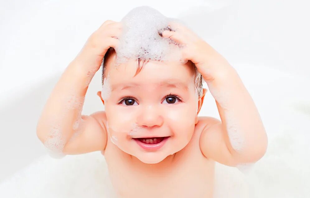 Мытье головы ребенка. Мытье ребенка. Мытье волос ребенка. Мытье головы детям. Ребенок в пене.