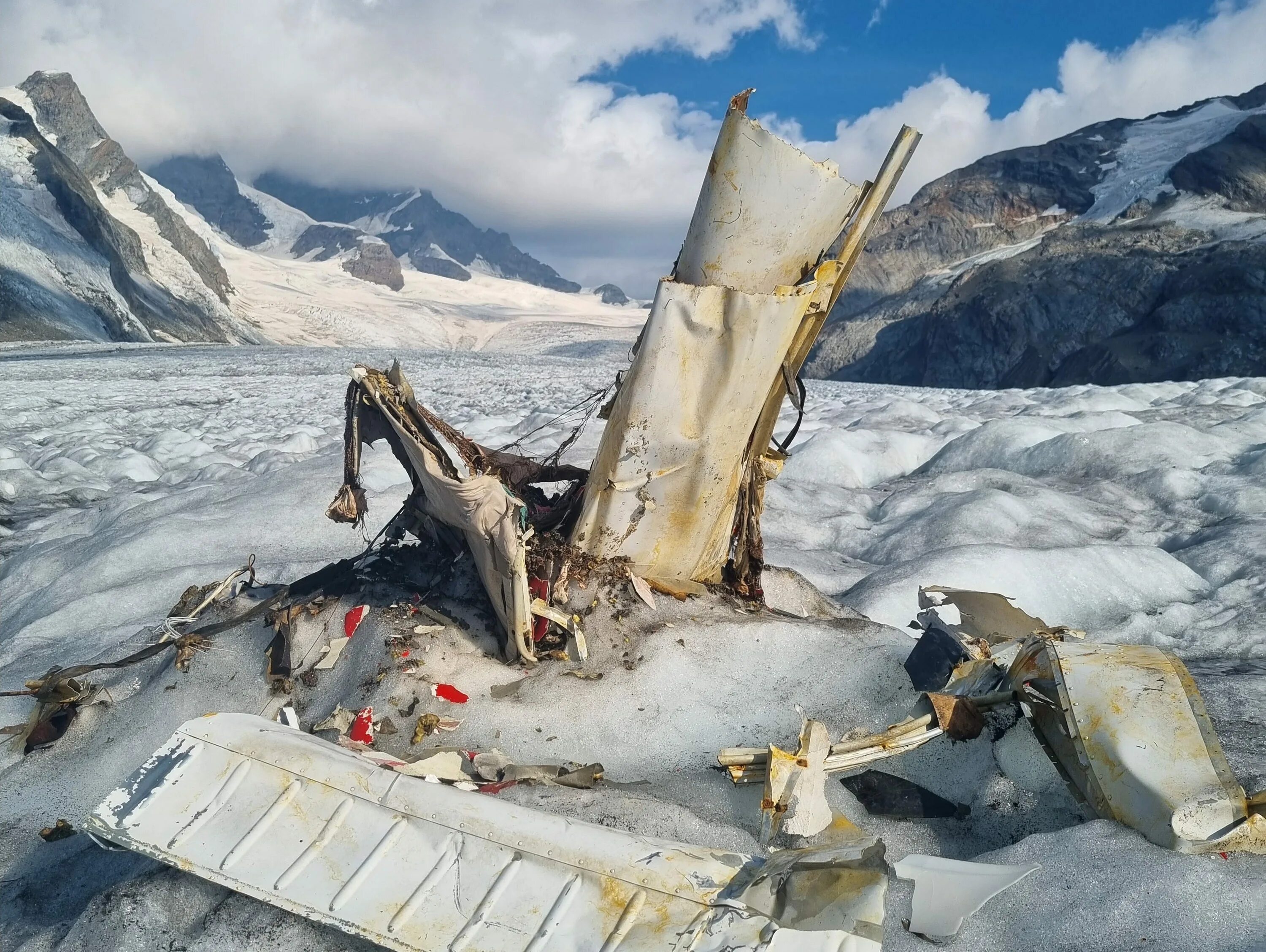 Крушение в феврале. Самолет разбился в Альпах.