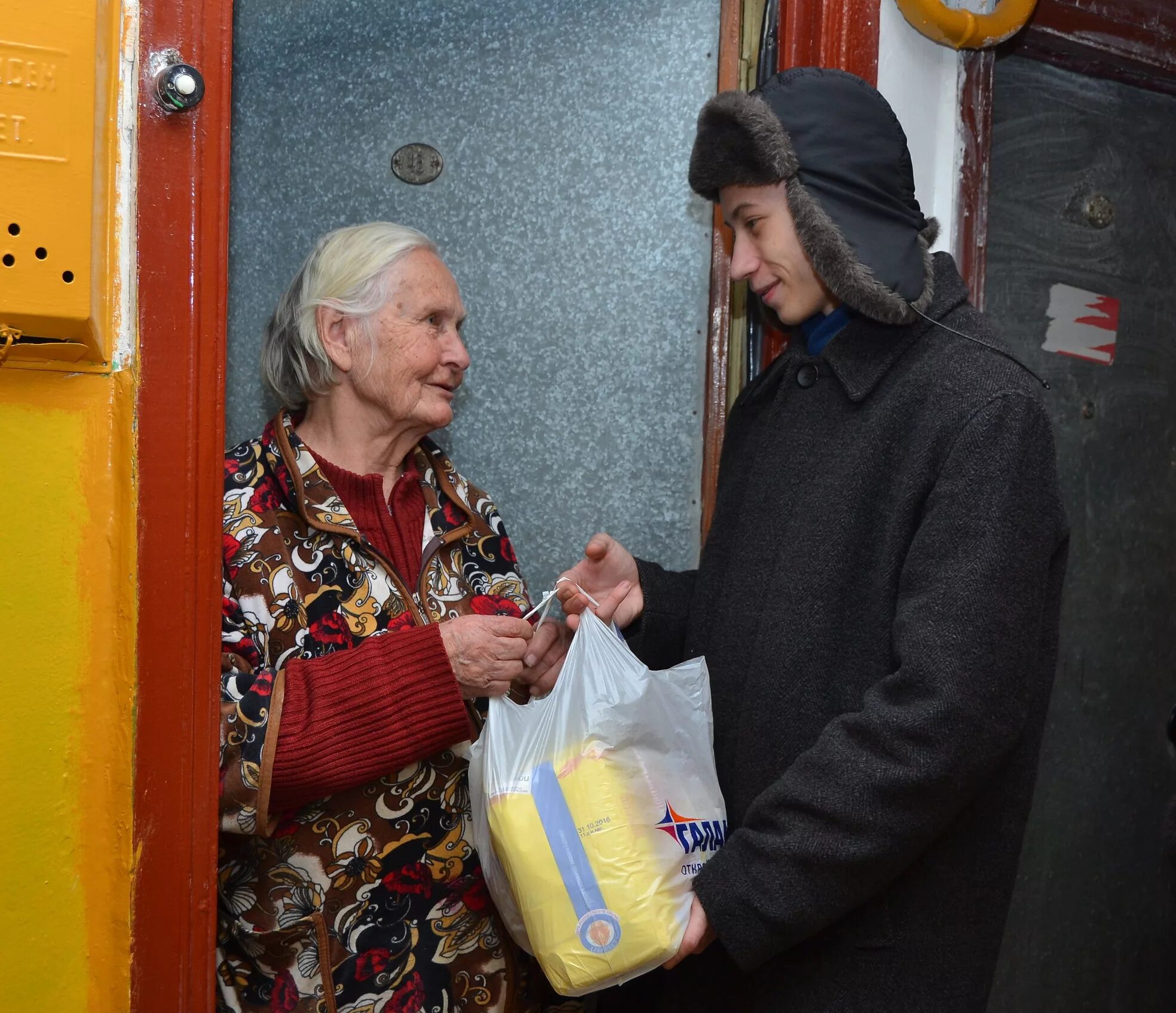 Помощь нуждающимся работа. Помощь нуждающимся. Помощь нуждающимся. Волонтеры помощь нуждающимся. Помощь нуждающимся.