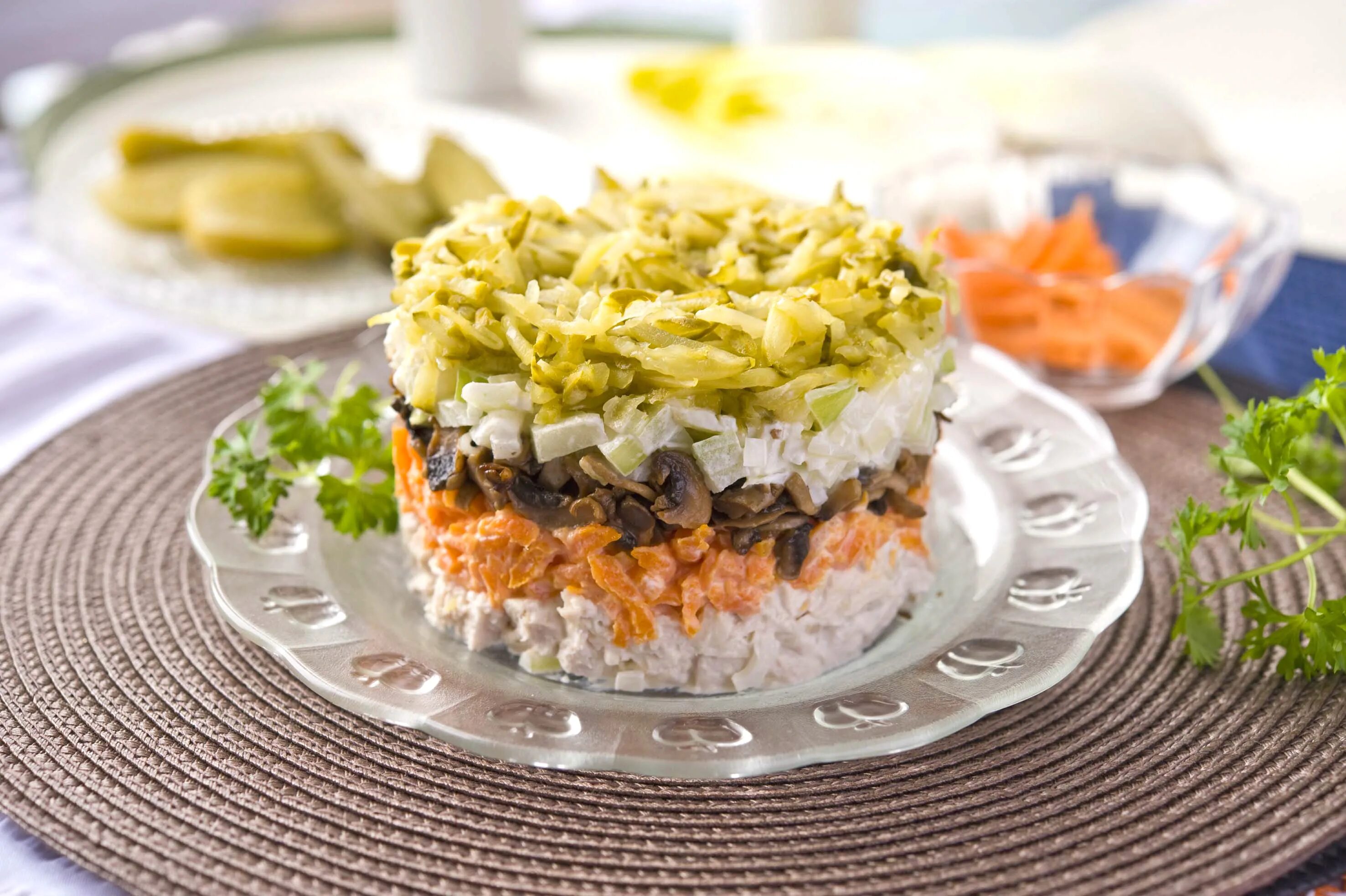 Слоеный салат &quot;Обжорка&quot;. Салат Обжорка с курицей и солеными огурцами. Слоеный салат Обжорка с курицей. Салат Обжорка с печенью и солеными огурцами