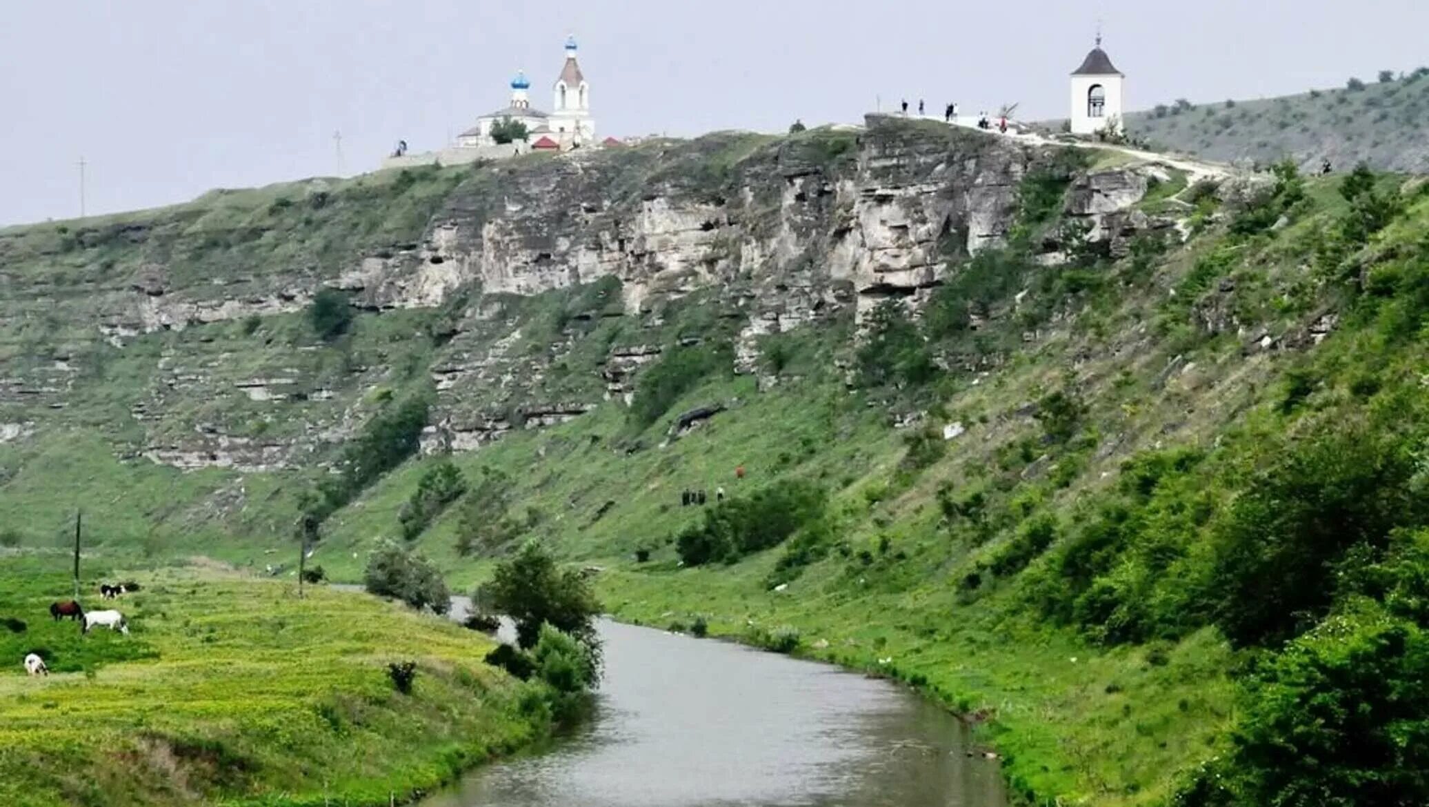 Где молдове можно. Монастырь Орхей Векь. Монастырь старый Орхей Молдова. Orheiul vechi Молдова. Кишинев старый Орхей.