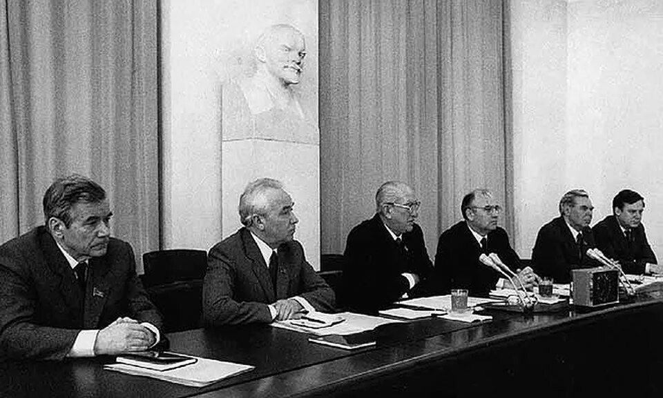 Горбачев 1985. Яковлев и горбачев в канаде 1983. Горбачева н д. Михаил горбачев 1985. Советник горбачева яковлев.