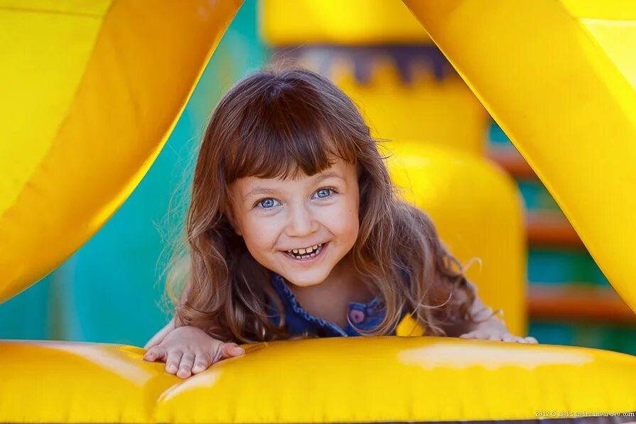 маленькие девочки дома камера. фотосет в студии для девочки. картинки люди девочки бесплатно маленькие. маленькие девочки дома камера. девочка.