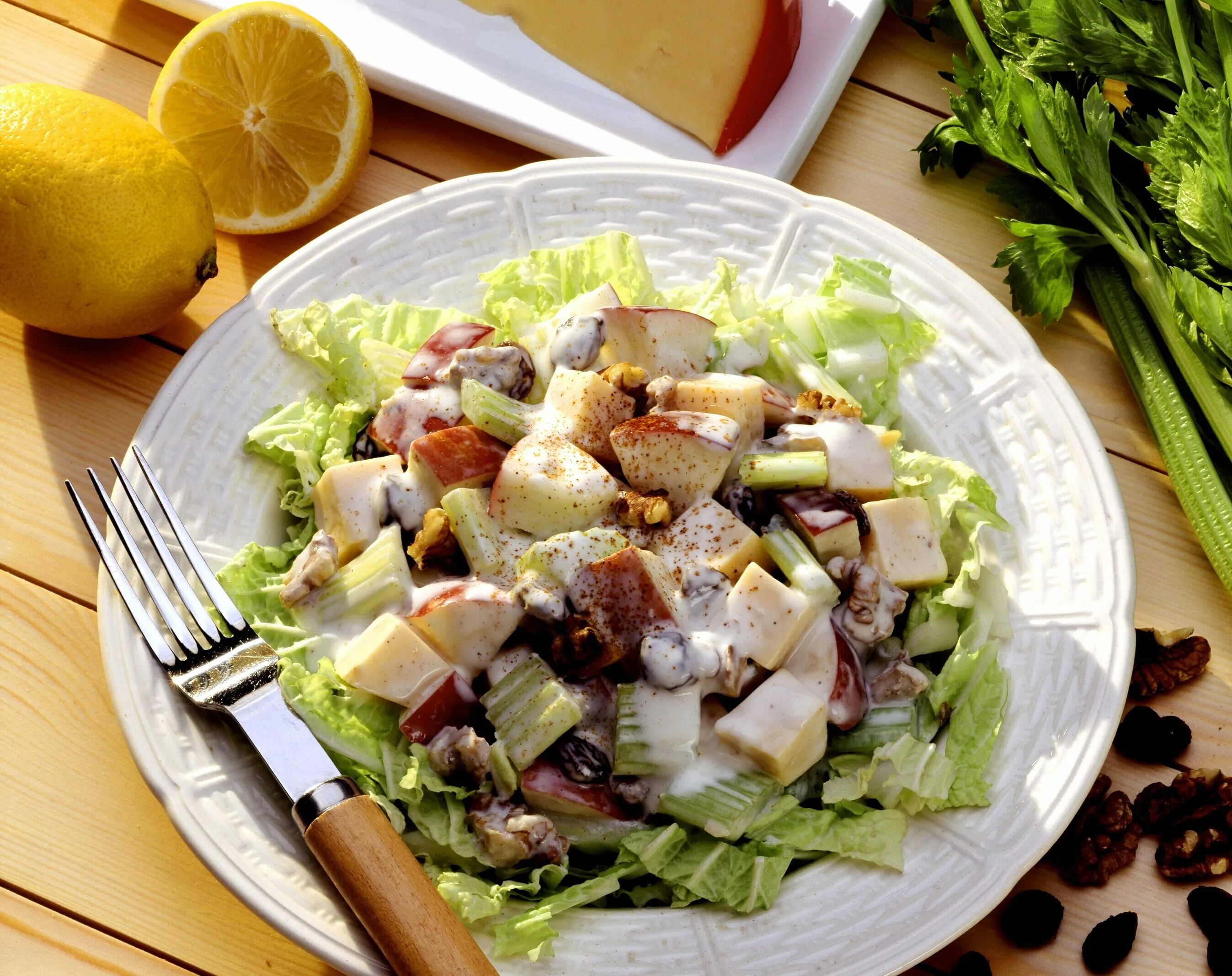 салат из яблок и моркови калорийность. салат с карамелизированными яблоками. салат с яблоком. вкусные салаты с яблоками рецепты. вальдорфский салат с яблоком.