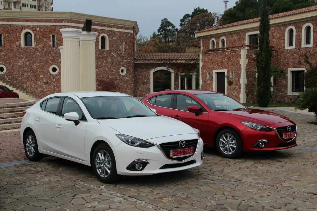 Mazda 3 3 поколение. Мазда 3 3 поколение. Мазда 3 3 поколение седан. Мазда 3 4 поколения хэтчбек. Мазда 3 2 поколение.