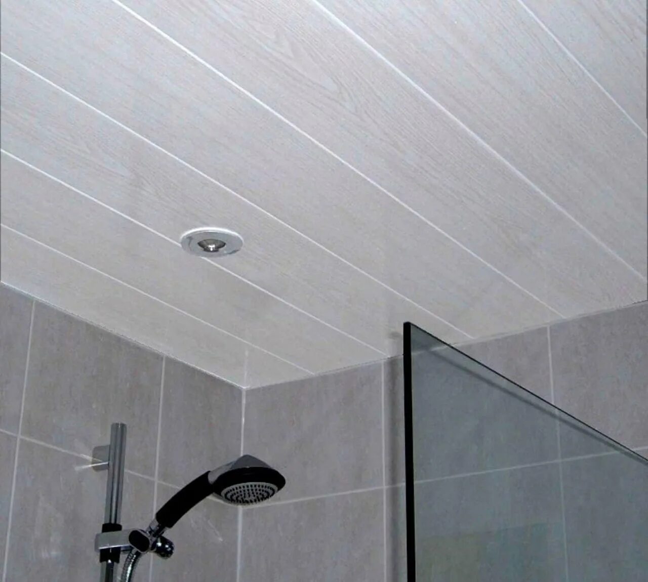 Потолок из панелей в ванной