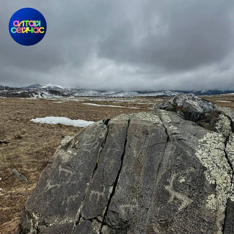 Одинокая каменная глыба. Одинокий камень. Одинокая каменная глыба. Каменные сейды териберка. Глыбы и валуны.