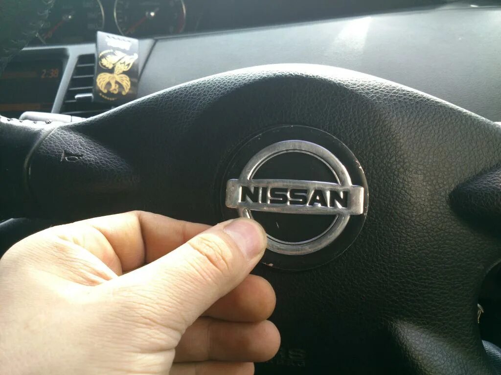 Как снять значок с руля. Шильдик на руль ниссан кашкай j10. значок airbag nissan qashqai. шильдик на руль ниссан кашкай j10 58×50. значок на руле ниссан альмера 15.