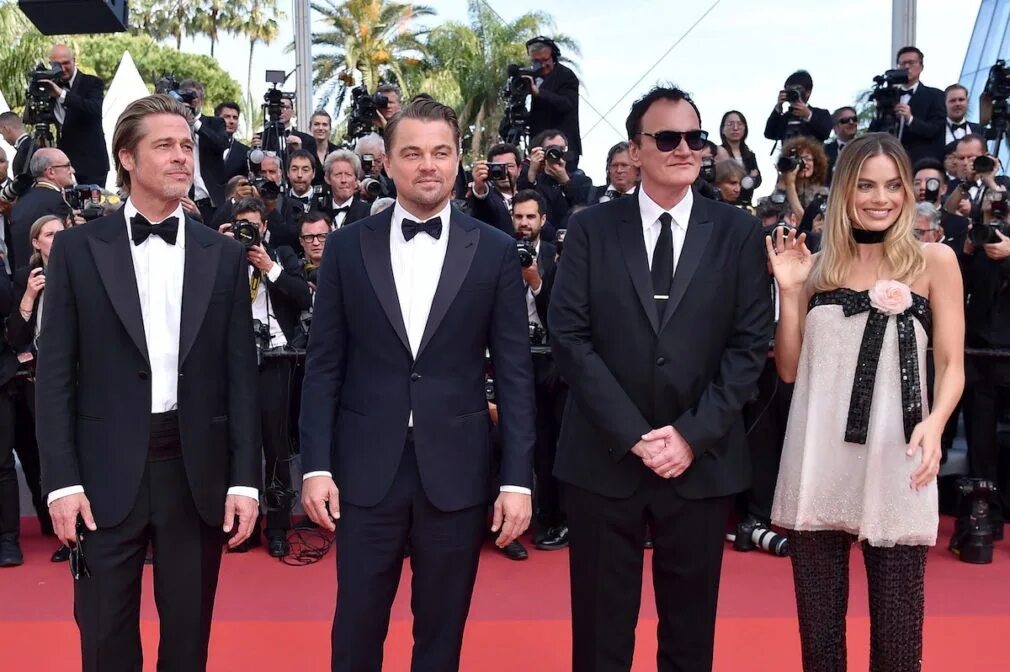 Брэд питт. Ди каприо и брэд питт. Brad pitt 2022 в зеленом пиджаке. Брэд питт на венецианском фестивале 2022. Брэд питт на каннском фестивале.