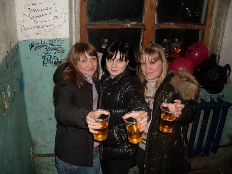 Пьяные женщины в деревне. Деревня пьяные девки. Сельские подруги в купальниках. Пьяные девушки в деревне. Пьяные девушки в соцсетях.