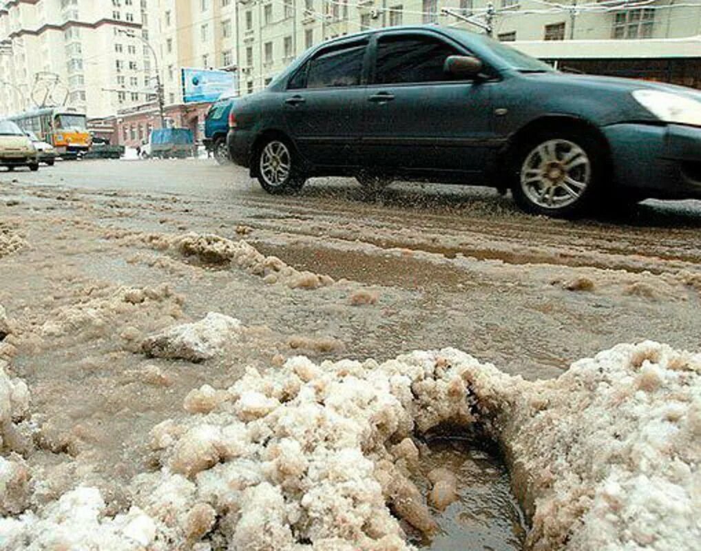 Почему дороги зимой посыпают солью. Слякоть на дороге. реагенты на дорогах. грязь на дорогах зимой. реагенты противогололедные для автомобиля.