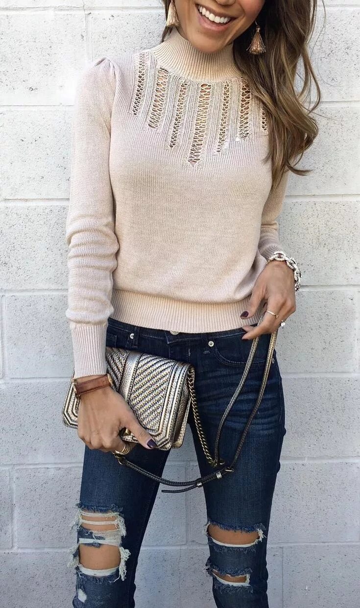 Свитер модный желтый женский. Модный свитер 2023 женский. Стильный свитер. Красивая девушка в свитере. Модные свитера 2022 женские.