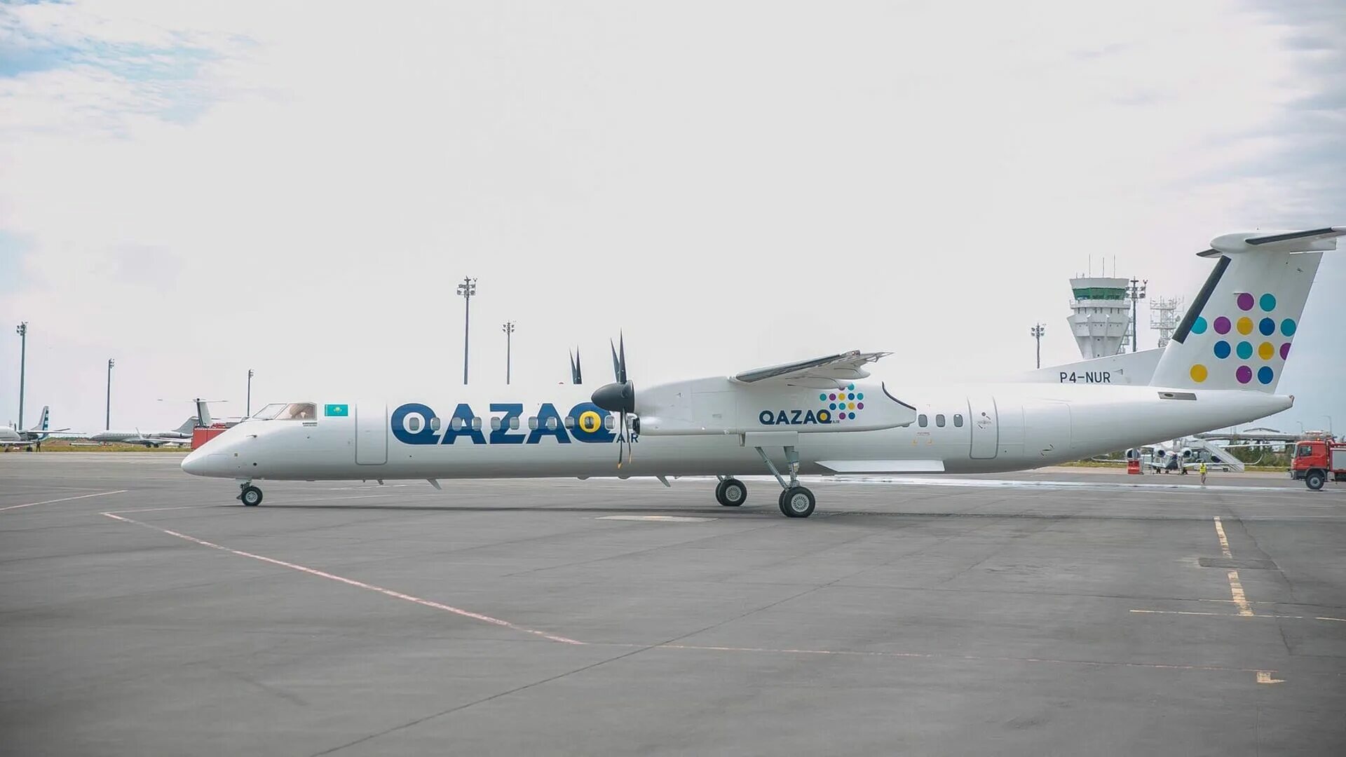 Qazaq Air самолеты. Казахская авиакомпания Qazaq Air. Авиапарк Qazaq Air. Fly Qazaq самолеты.