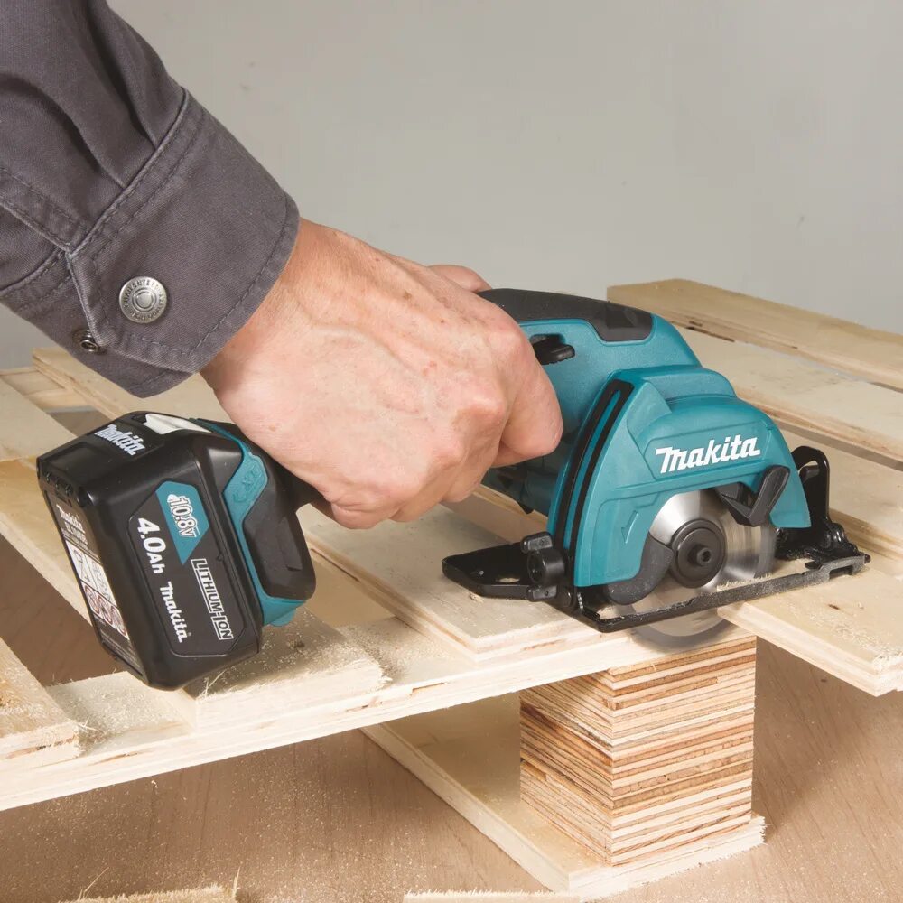 Циркулярная пила по дереву аккумуляторная. Makita hs301dz. Пила дисковая Makita hs301dz. Аккумуляторная пила Makita hs301dwae. Аккумуляторная дисковая пила Makita hs301dwme.