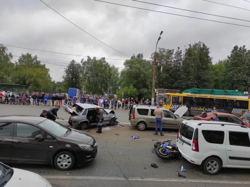 Происшествия в ижевске сегодня. Авария на Удмуртской в Ижевске вчера. ДТП на Удмуртской Ижевск вчера.