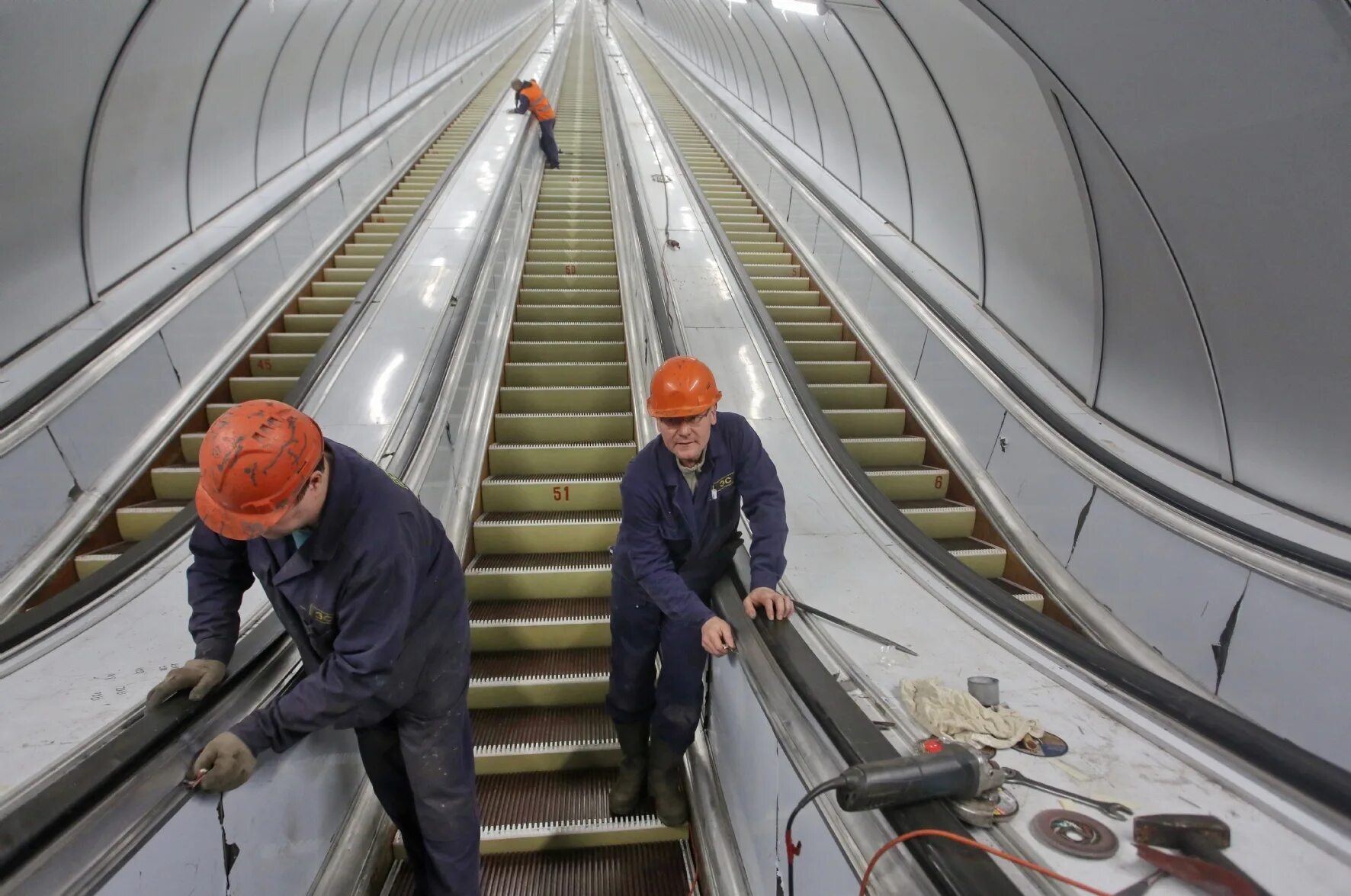 Эскалатор. Станция метро Ладожская сейчас. Ладожская метро закрытие в 2023. Метро Пионерская Санкт-Петербург. Метро ремонтные