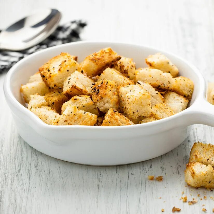 Крутоны что это. Сухарики в духовке из белого хлеба. Крутоны что это. Крутоны что это. Крутоны муаль.