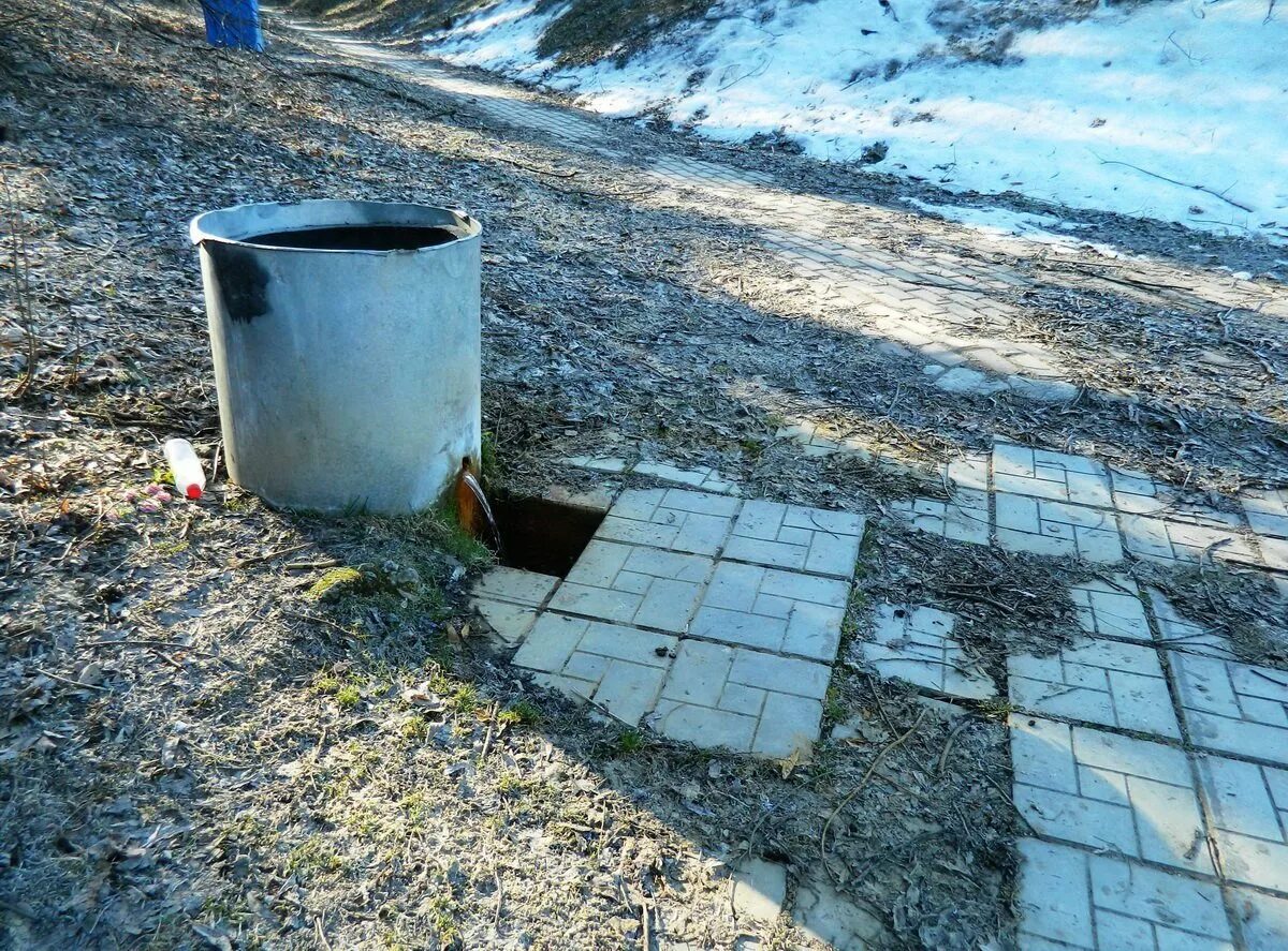 Родники суд. Родник в Переделкино. Родник Святой станция Переделкино. Писательский Родник Переделкино. Святой источник Казанской иконы Божией матери в Переделкино.