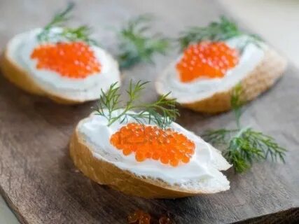 Багет с красной икрой и творожным сыром