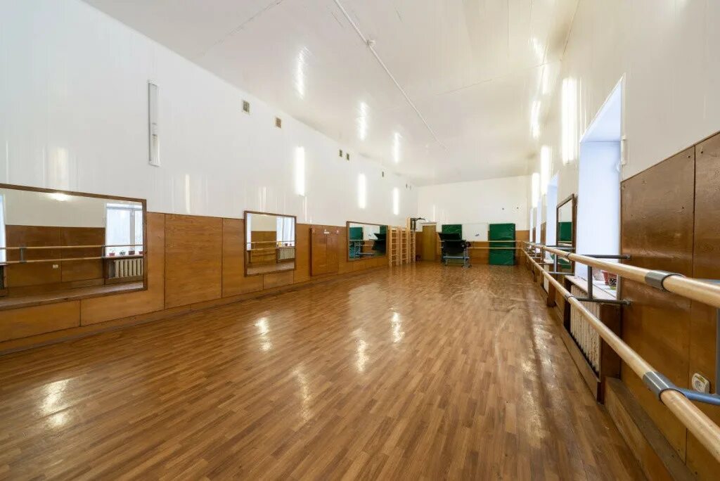 Танцевальный зал калужская область гостиница. Фитнес ван лесной городок зал. Группа танцы сочи инстаграм. Фитнес на природе. Спортзал лесной городок.