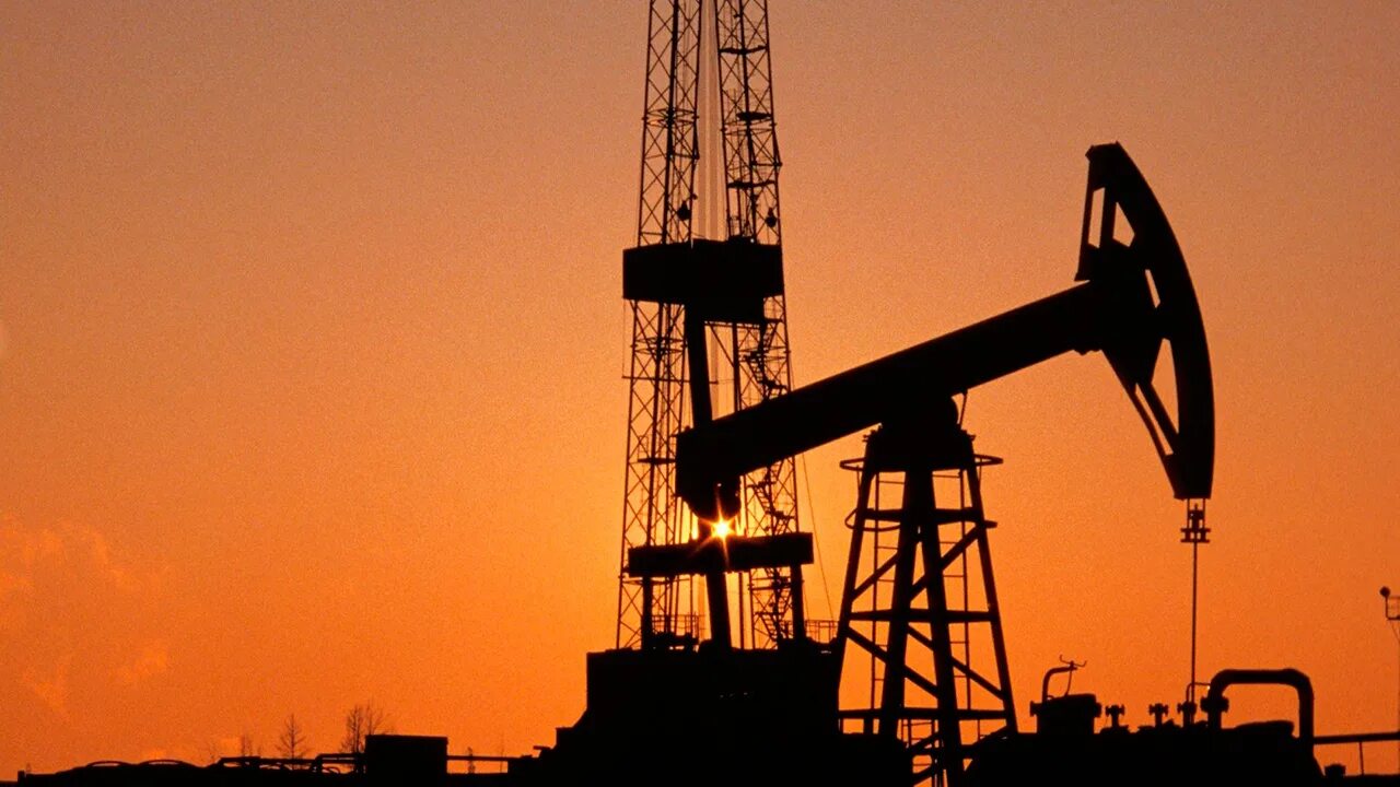 Пампить нефть. Буровая вышка роснефть. добыча нефти. месторождение нефти. нефтяные и газовые месторождения.