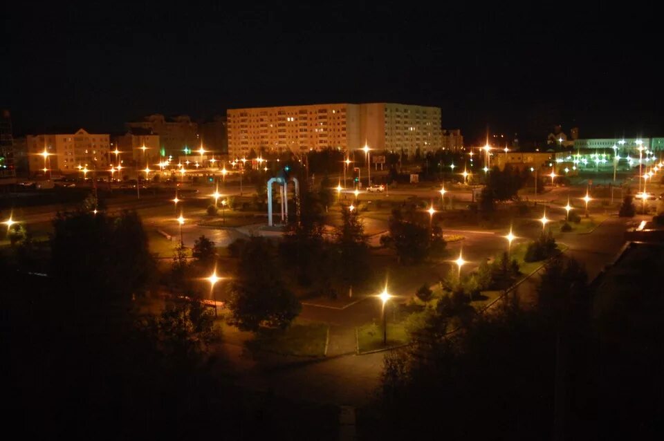 Лангепас ночью. Лангепас монумент цветок. Лангепас ночью. Ханты мансийский ао лангепас. Ночной лангепас.