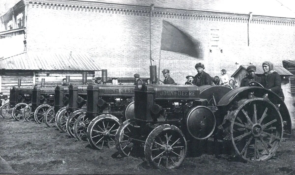 Создание первой в ссср женской тракторной. Трактор ХТЗ 1930. Трактор ХТЗ 1935. Колесный трактор СТЗ-1. Трактор Джон Дир 1930.