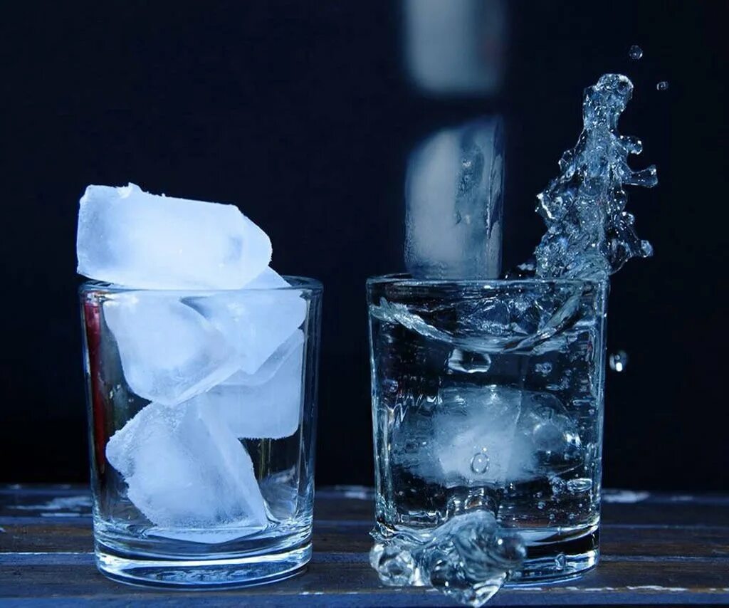 Замораживание воды. Вода со льдом. Замерзшая вода. Лед в стакане. Жидкий лед с водой