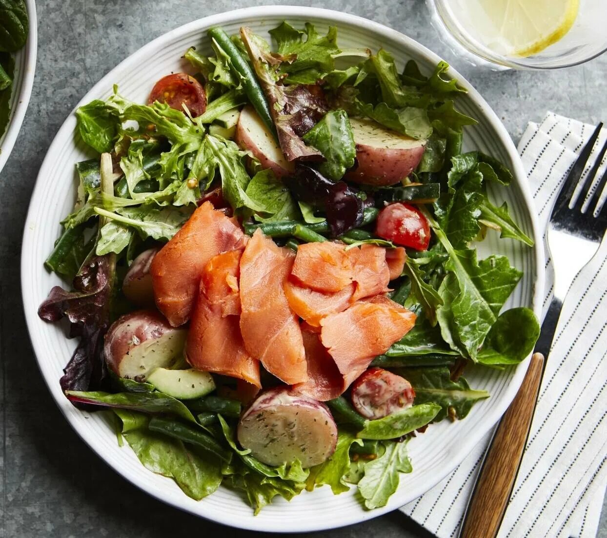 Итальянский салат панцанелла. Салат броцеули грузинский. Салаты национальной кухни. Нисуаз с тунцом классический. Салат фото.