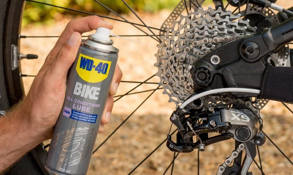 Какой смазкой смазывать цепи. Смазка для цепи велосипеда WD Bike. WD 40 для велосипеда. WD-40 для цепи велосипеда. Смазка для цепи велосипеда от WD 40.