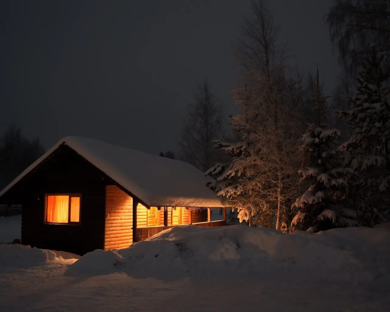зимний домик вечером. ночь в деревне. зима ночь деревня. деревня зимой. новогодний вечер в лесу.