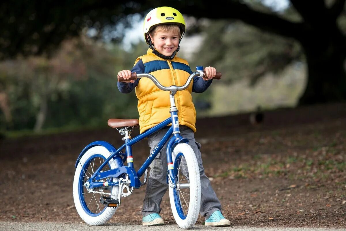 The children ride bikes. Мальчик на велосипеде. Дети с велосипедом. Велосипед для малышей. Мальчик на трехколесном велосипеде.