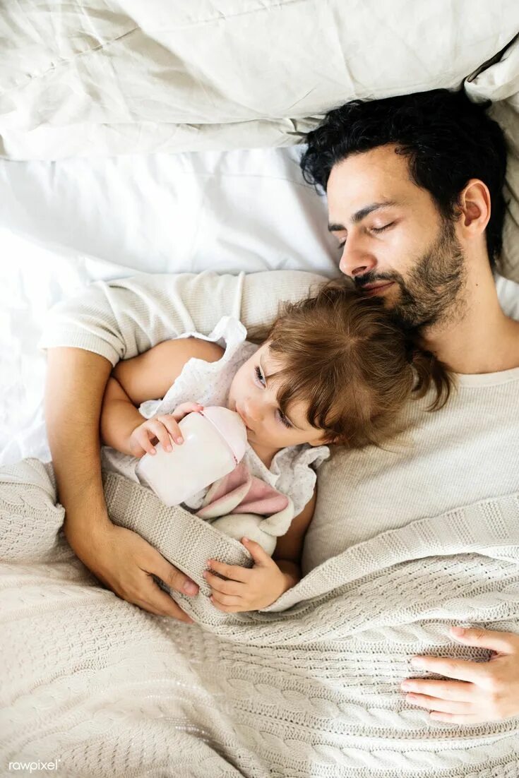 Father sleep daughter. Папа и дочка вместе спят. Папа с дочкой спят в обнимку.