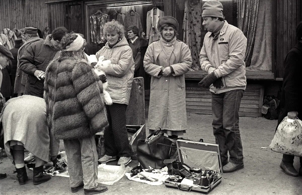 челноки 1990=е. челноки в россии в 90-х. челноки из 90-х. торговцы челночники. россия 1990 челноки.