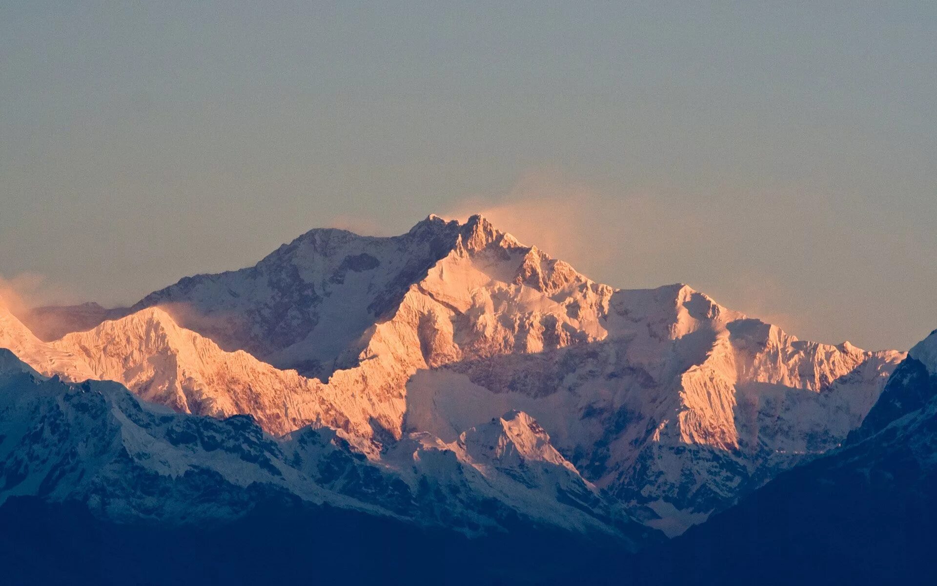 Цвет гималаи. Канченджанга Гималаи. Гора Канченджанга Индия. Непал вершина Канченджанга. Непал горы Гималаи.