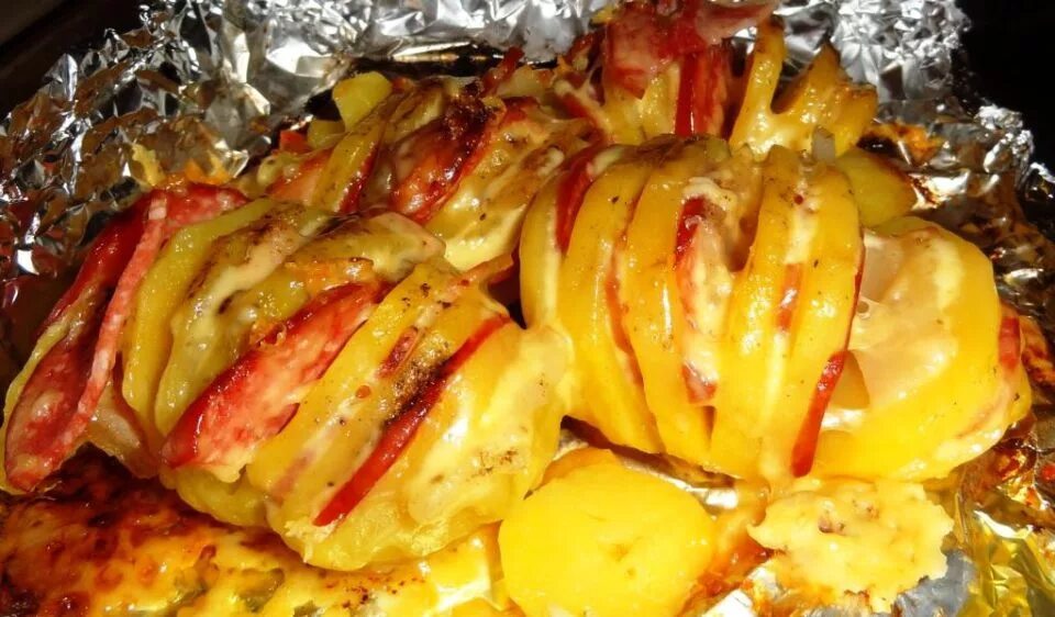 Картошка дольками в духовке в фольге. Картофель с беконом в духовке. картофель с беконом в фольге в духовке. картофель запечённый в фольге с беконом. картошка с сыром в духовке.