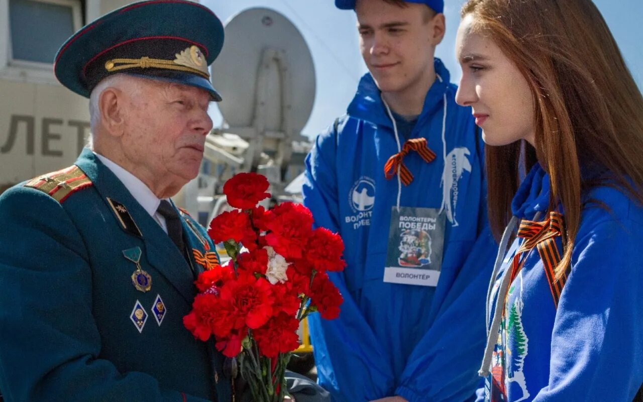 Патриотический волонтер. Волонтеры Победы. Волонтеры и ветераны. Парад Победы волонтеры Победы. Волонтеры Победы с ветеранами.